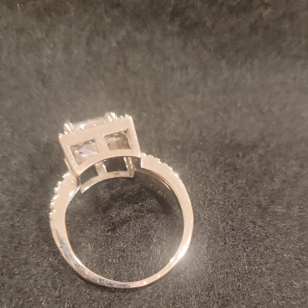 Elegant Silver Square-Cut Ring - Picture 4 of 5